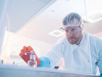 Un trabajador de laboratorio que realiza una prueba en un entorno de laboratorio.