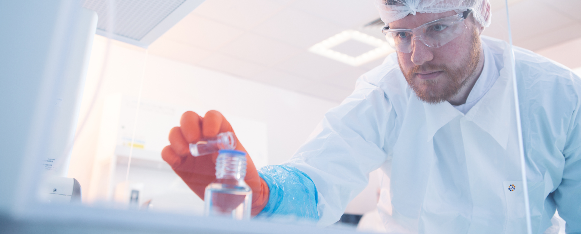 Un trabajador de laboratorio que realiza una prueba en un entorno de laboratorio.