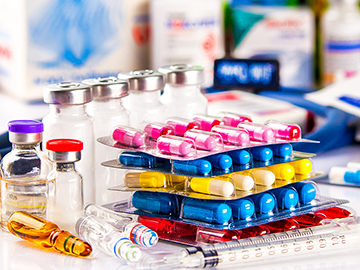 Una serie de productos farmacéuticos en envases primarios, de diferentes colores, formas y estilos. Haciendo hincapié en la variedad de materiales de envasado utilizados para el almacenamiento seguro y conforme a las normas de los medicamentos, mostrando la atención al detalle en el diseño del envase y el control de calidad.