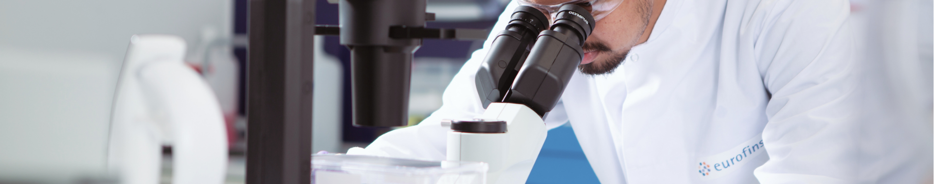 Un técnico de laboratorio realizando análisis para evaluar la eficacia de desinfectantes en un laboratorio de Eurofins BioPharma Product Testing. Utilizando equipos especializados, el técnico verifica la capacidad del desinfectante para eliminar microorganismos, asegurando la efectividad y seguridad de los productos en el ámbito farmacéutico.