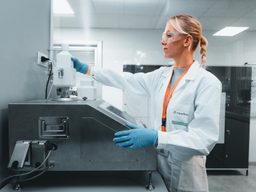 Una técnica de laboratorio en un laboratorio de Eurofins BioPharma Product Testing, realizando pruebas de control en el packaging primario. Utilizando equipos de última generación, la técnica verifica la calidad de los materiales y asegura que cumplan con los estándares requeridos. Eurofins BioPharma Product Testing ofrece una amplia experiencia y una oferta completa de técnicas para realizar ensayos precisos y confiables en materias primas, incluidos métodos compendiales y el desarrollo de nuevos métodos.