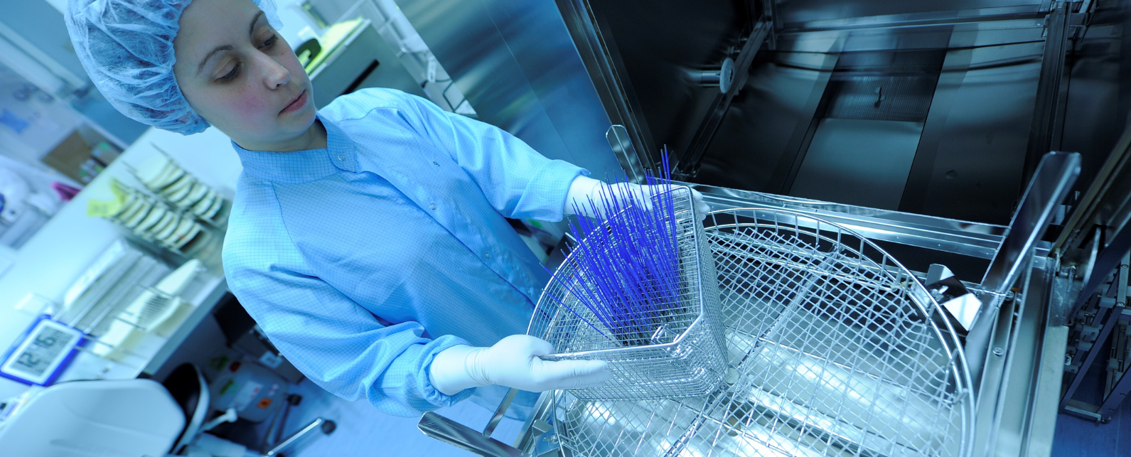 Un trabajador delante de una máquina de limpieza y desinfección preparando un pedido de limpieza.