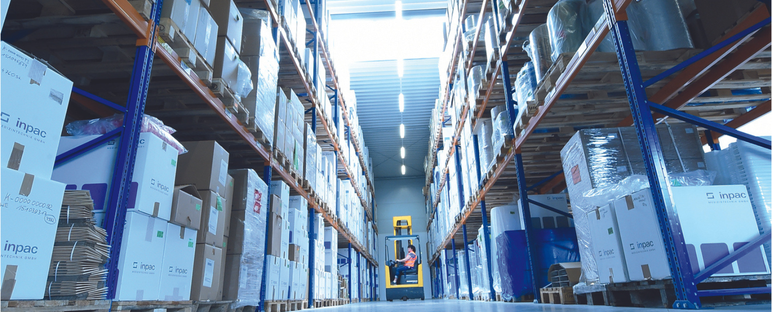 Vista de un almacén completo con varios niveles de cajas de envío.