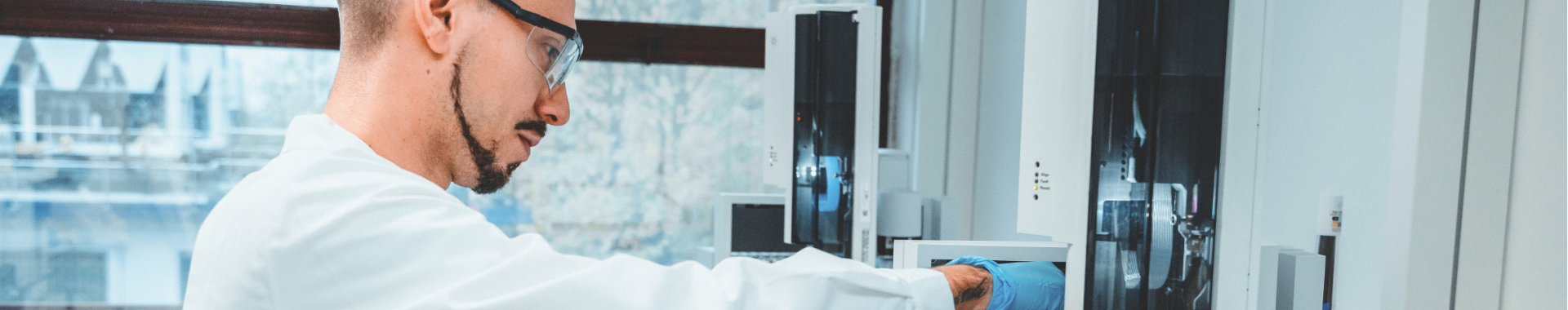 Un técnico de laboratorio en un laboratorio de Eurofins BioPharma Product Testing, realizando análisis bioquímicos en productos farmacéuticos avanzados. El técnico, con bata de laboratorio y guantes protectores, trabaja en un entorno controlado y preciso, evaluando medicamentos biológicos como péptidos, proteínas, anticuerpos monoclonales y productos de terapia celular y génica.