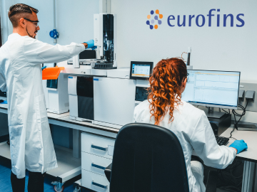Varios técnicos de laboratorio en un laboratorio de Eurofins BioPharma Product Testing, realizando análisis en materiales de acondicionamiento. Utilizando equipos avanzados y técnicas especializadas, los técnicos llevan a cabo pruebas exhaustivas para asegurar la calidad y conformidad de los materiales.