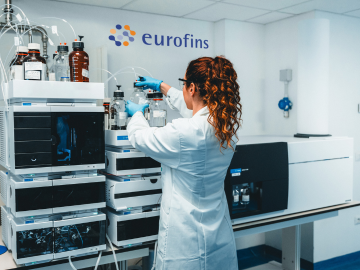 Científica en un laboratorio analítico realizando pruebas de Extractables & Leachables utilizando equipos de cromatografía y espectrometría en Eurofins. Los instrumentos avanzados garantizan la seguridad y el cumplimiento de los materiales en contacto con medicamentos o alimentos.